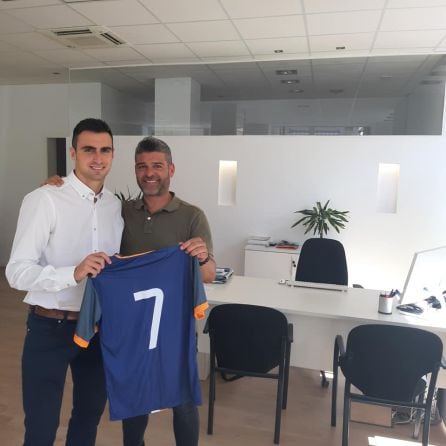 Rafa Sanjuán (I) vuleve a vestir la camiseta del equipo eldense