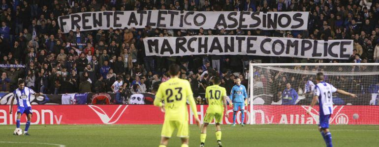 Aficionados del Deportivo muestran una pancarta de apoyo al hicha del Depor, Francisco Javier Romero &quot;Jimmy&quot;, durante el encuentro entre el Deportivo y el Betis, partido de vuelta de los dieciseisavos de la Copa del Rey que ambos equipos juegan en el esta