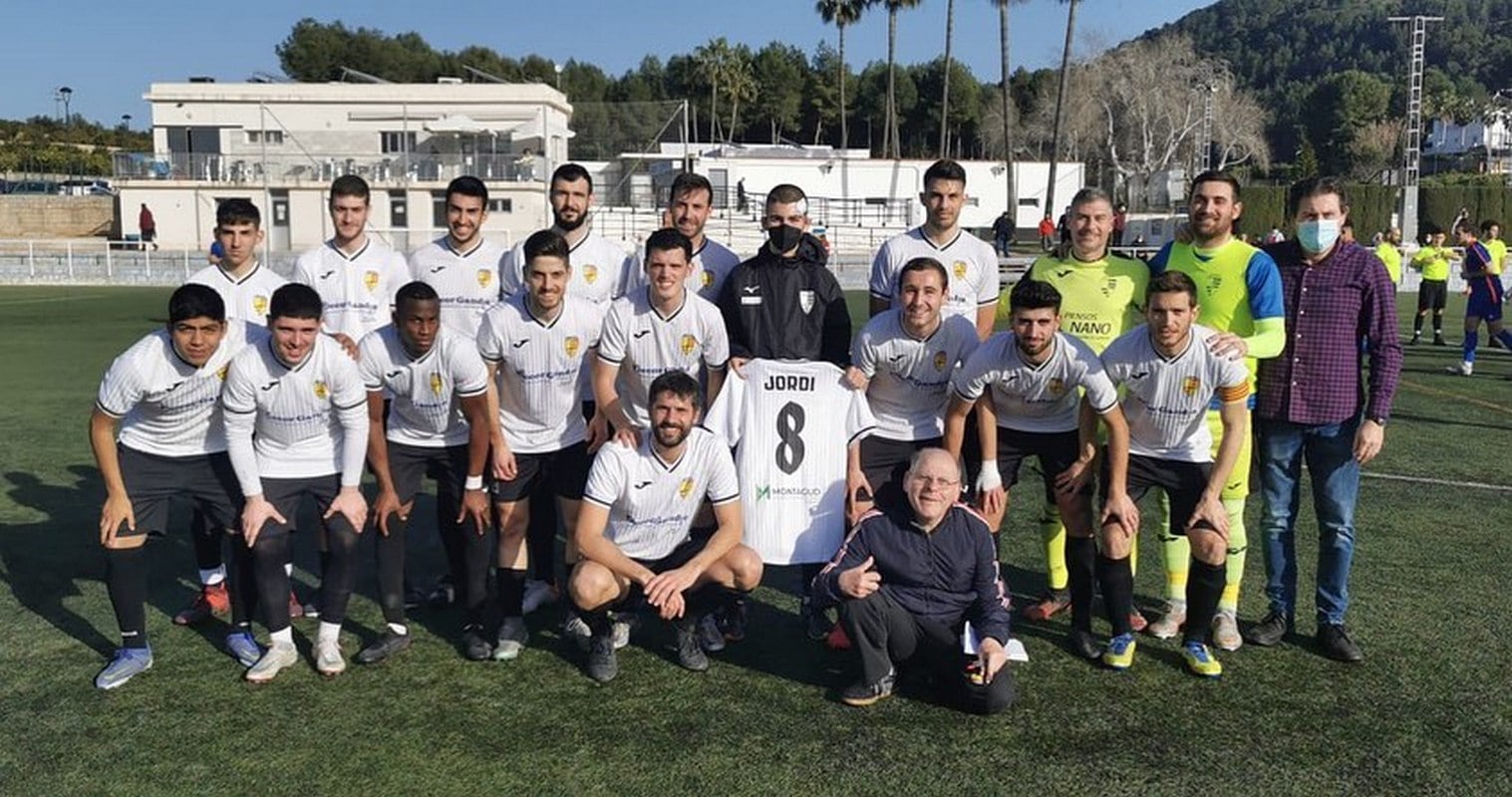 Jordi Ferri junto al CE La Font con la camiseta conmemorativa