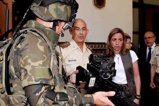 Visita de la ministra de Defensa al Mando de Adiestramiento y Doctrina del Ejército (MADOC) y al Rectorado de la Universidad de Granada