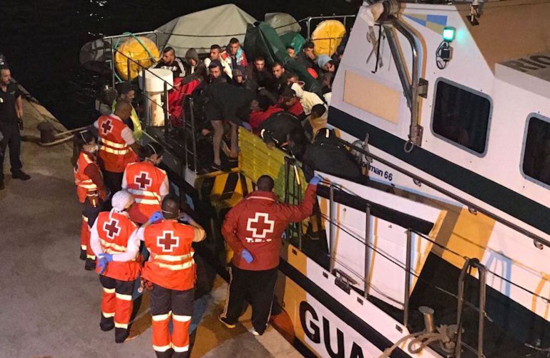 Imagen de archivo del rescate de un grupo de inmigrantes en las costas de la Región.