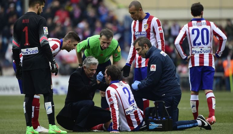 Diego Godín atendido en el campo durante el derbi