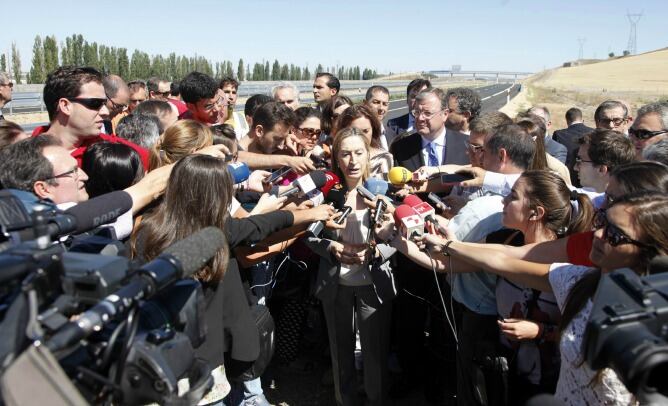 La ministra de Fomento, Ana Pastor, en el encuentro con los periodistas en el punto de inauguración de la VA-30