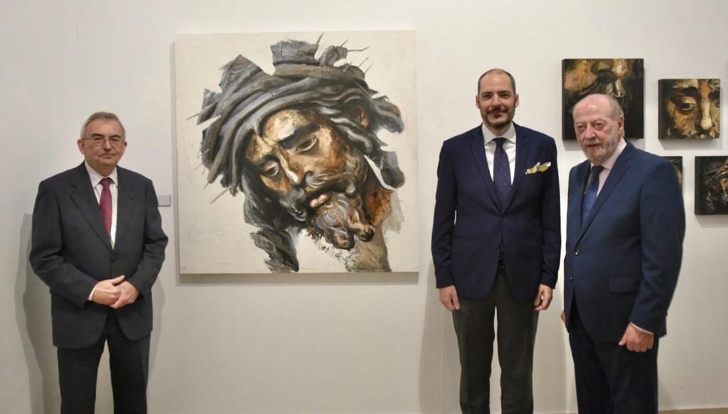 De izquierda a derecha ante una de las obras de la exposición, José Joaquín León, Antonio Álvarez del Pino y Fernando Rodríguez Villalobos