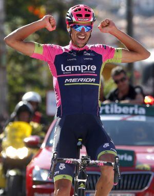 Rubén Plaza entra en la meta de Cercedilla como ganador de la etapa.