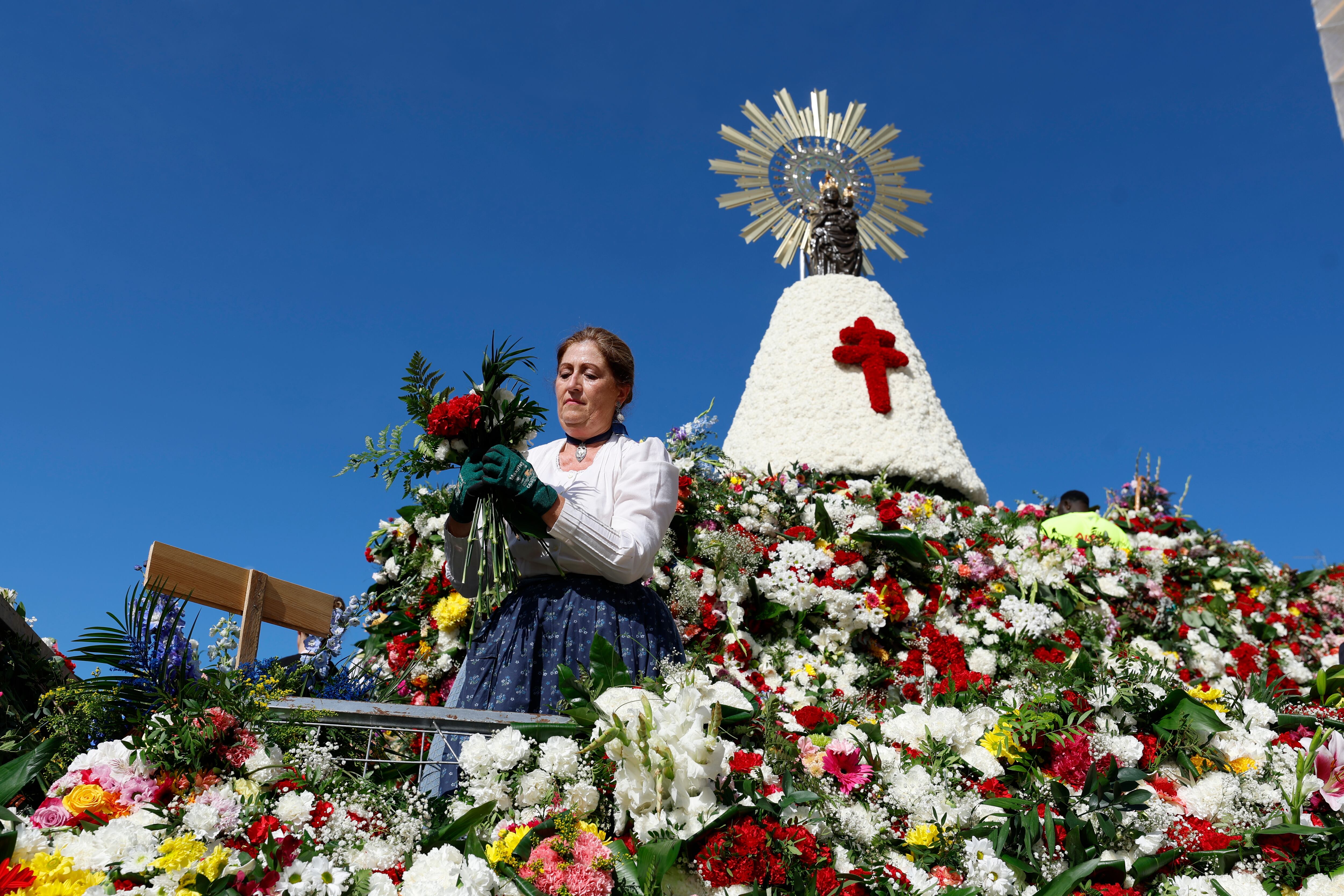 ZARAGOZA (ESPAÑA), 12/10/2025.- Vista de la Ofrenda a la Virgen del Pilar que ha teñido de color y emoción el corazón de Zaragoza durante una jornada soleada, que ha sorteado las previsiones de lluvia. EFE/ Javier Cebollada
