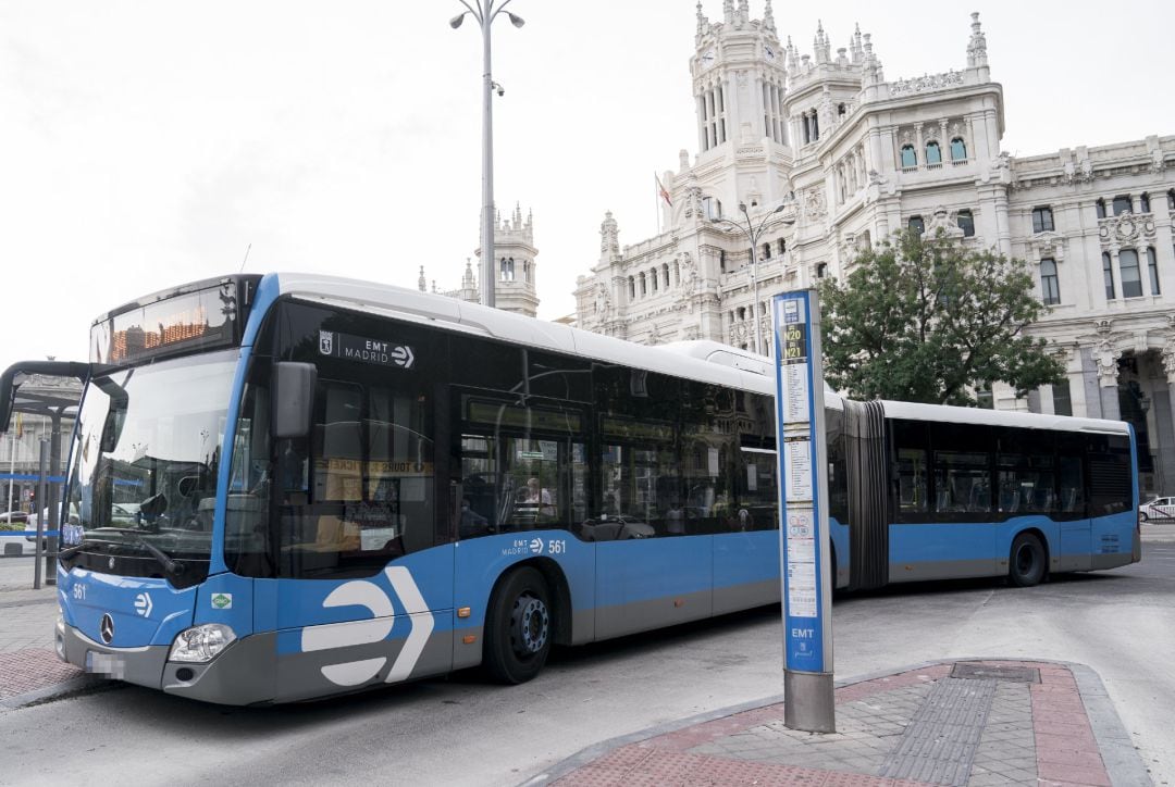 Un autobús de la Empresa Municipal de Transportes (EMT), en la plaza de Cibele