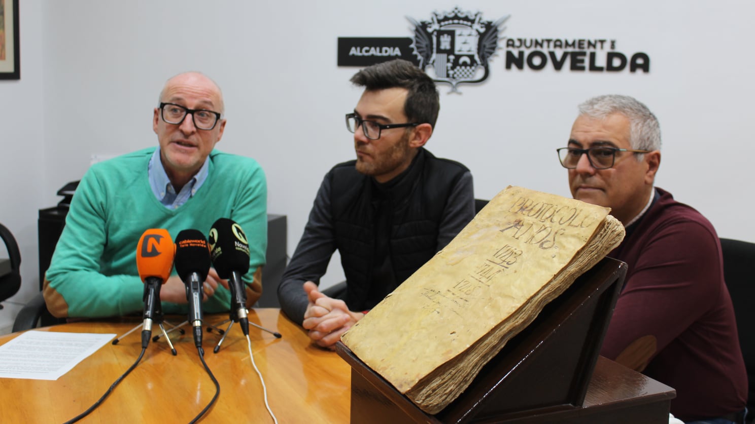 Fran Martínez(centro), junto al archivero municipal,José Luis Pellín(izquierda), y responsable de Cultura,Santi Sánchez(derecha), en la presentación del libro de protocolo notarial