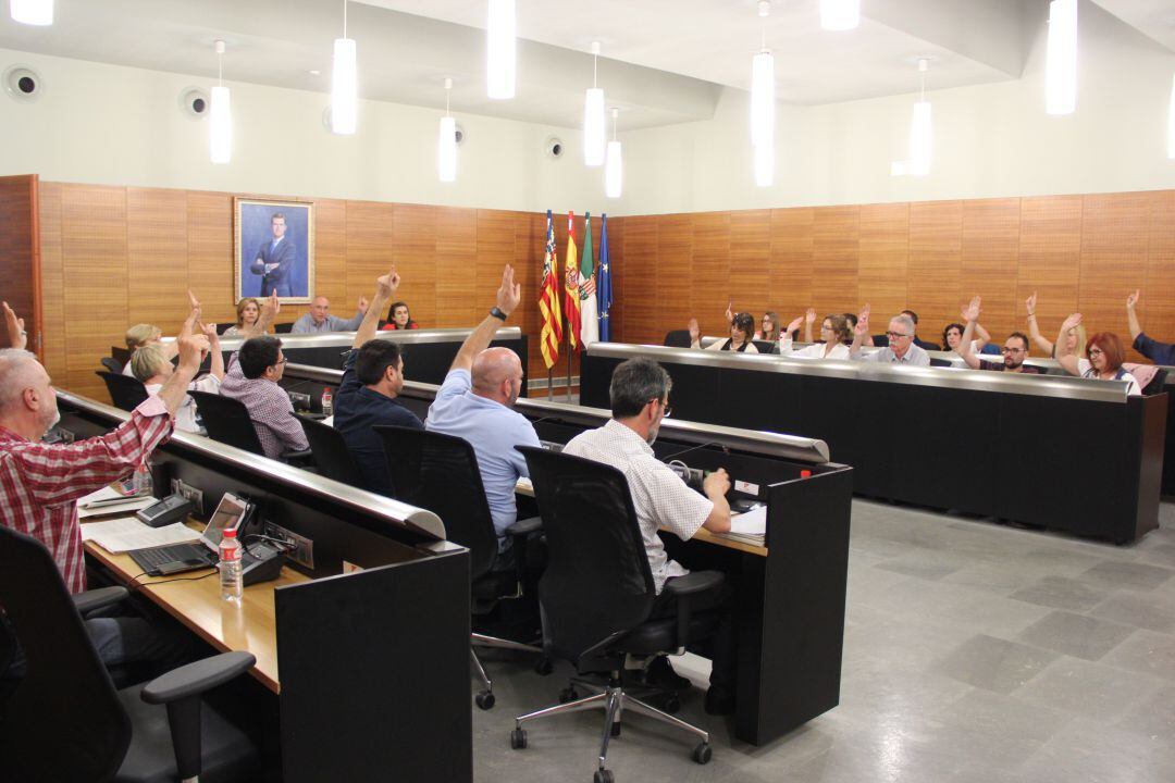 Votación en un reciente pleno del Ayuntamiento de San Vicente.