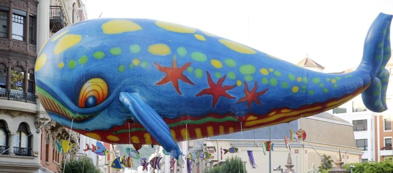 El tradicional Desfile de la Ballena, a su paso por la Gran Via bilbaina que congrega anualmente a miles de niños, con motivo de la Aste Nagusia.