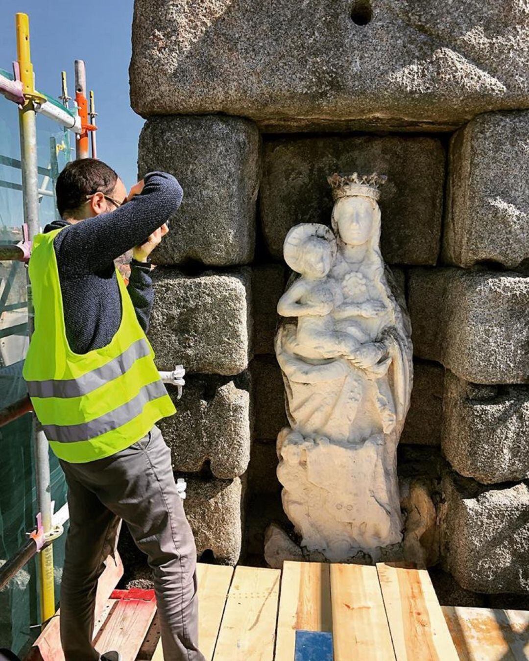 El arquólogo segoviano, Néstor Marqués, toma imágenes de la virgen del Acueducto