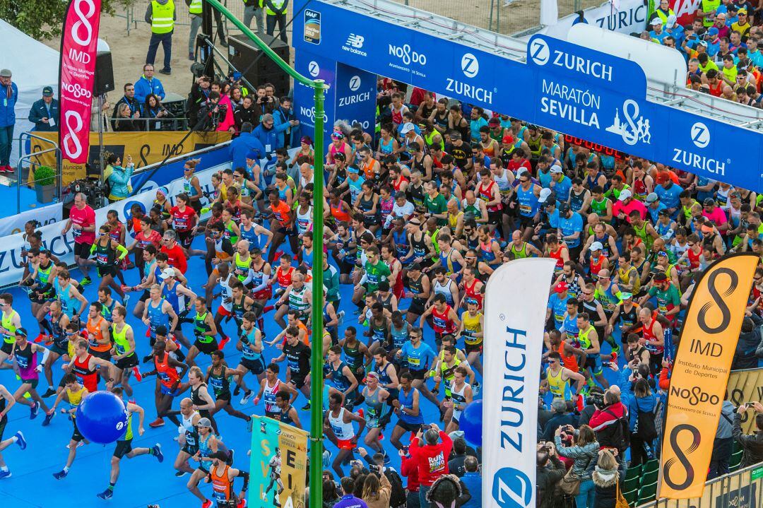 Salida de los corredores del Maratón de Sevilla 