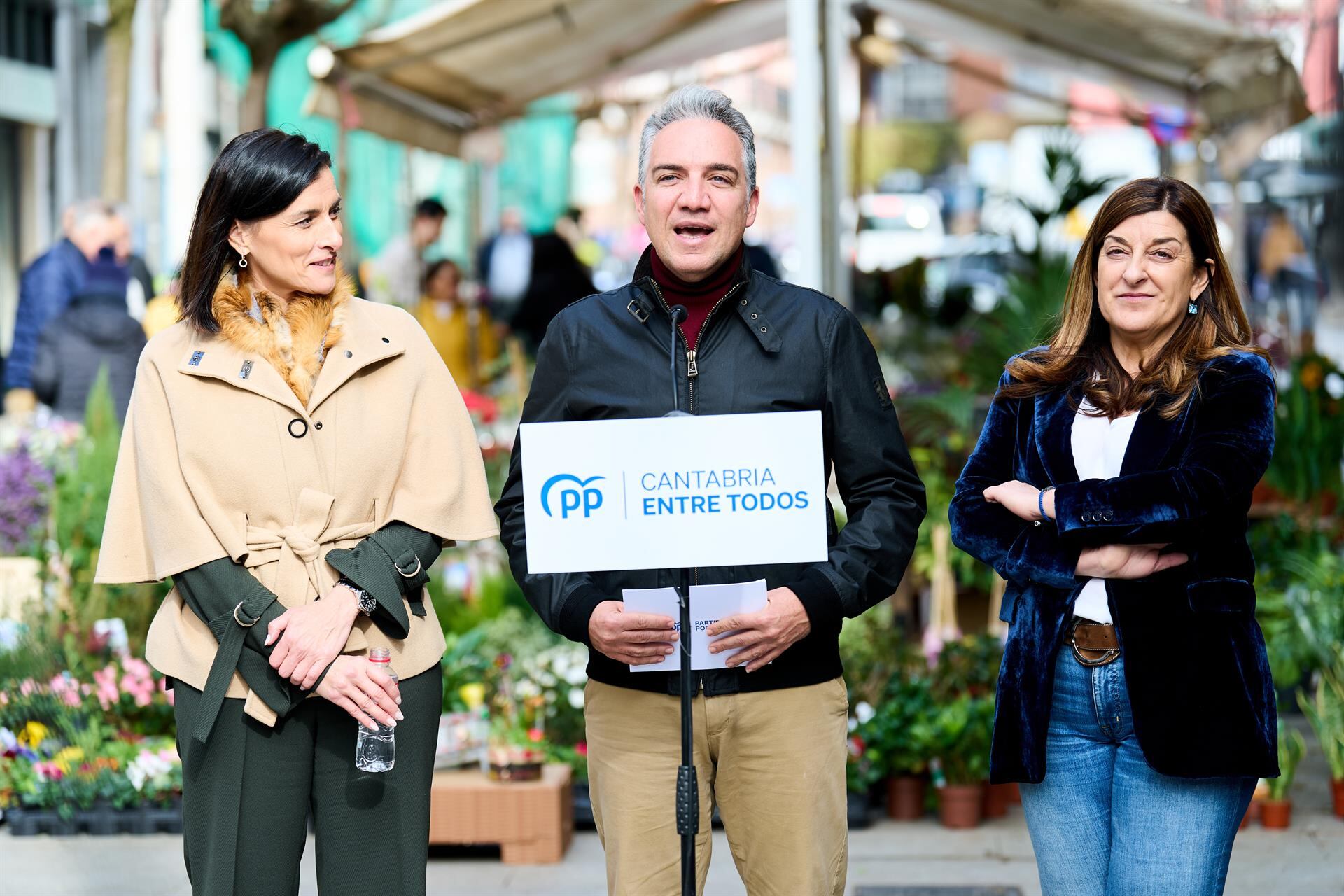 El coordinador nacional del PP, Elías Bendodo junto a la candidata autonómica, María José Sáenz de Buruaga, y a la capital cántabra, Gema Igual.