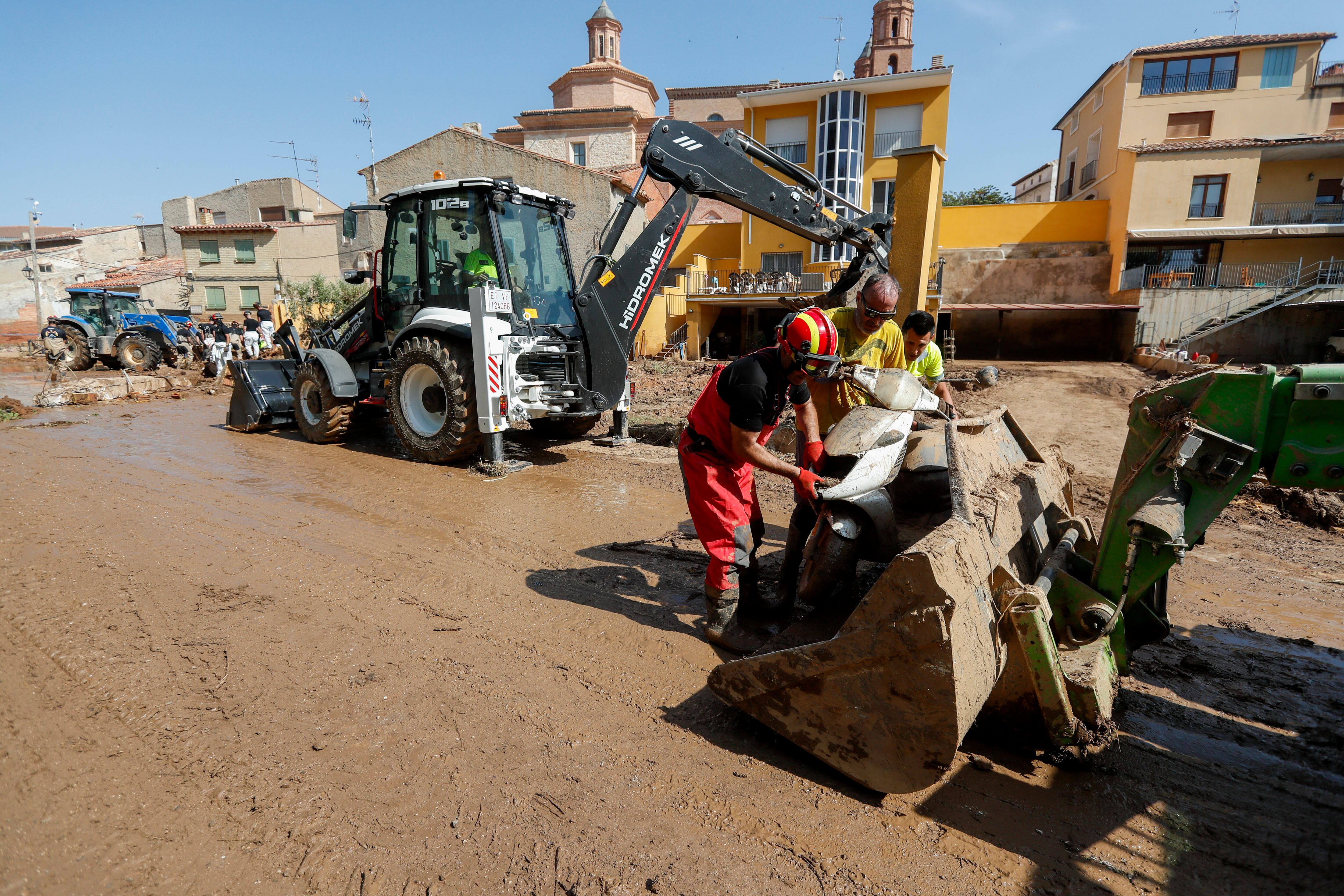 AZUARA (ZARAGOZA), 17/06/2025.- Trabajos de limpieza en la localidad zaragozana de Azuara, una de las más golpeadas por las inundaciones que han provocado las lluvias. Una treintena de vehículos y 95 agentes de la Unidad Militar de Emergencias (UME) se han trasladado a los más de diez municipios afectados por los destrozos que causaron las tormentas del pasado viernes en Aragón, con el objetivo de evaluar la situación en la que se encuentran y comenzar las tareas de limpieza. EFE/ Javier Belver
