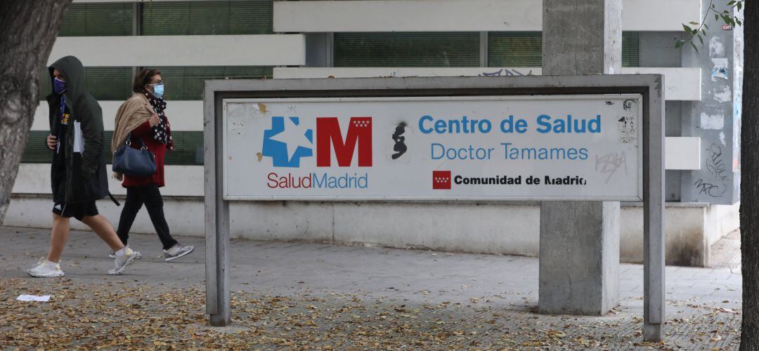 Transeúntes caminan por las inmediaciones del Centro de Salud Doctor Tamames