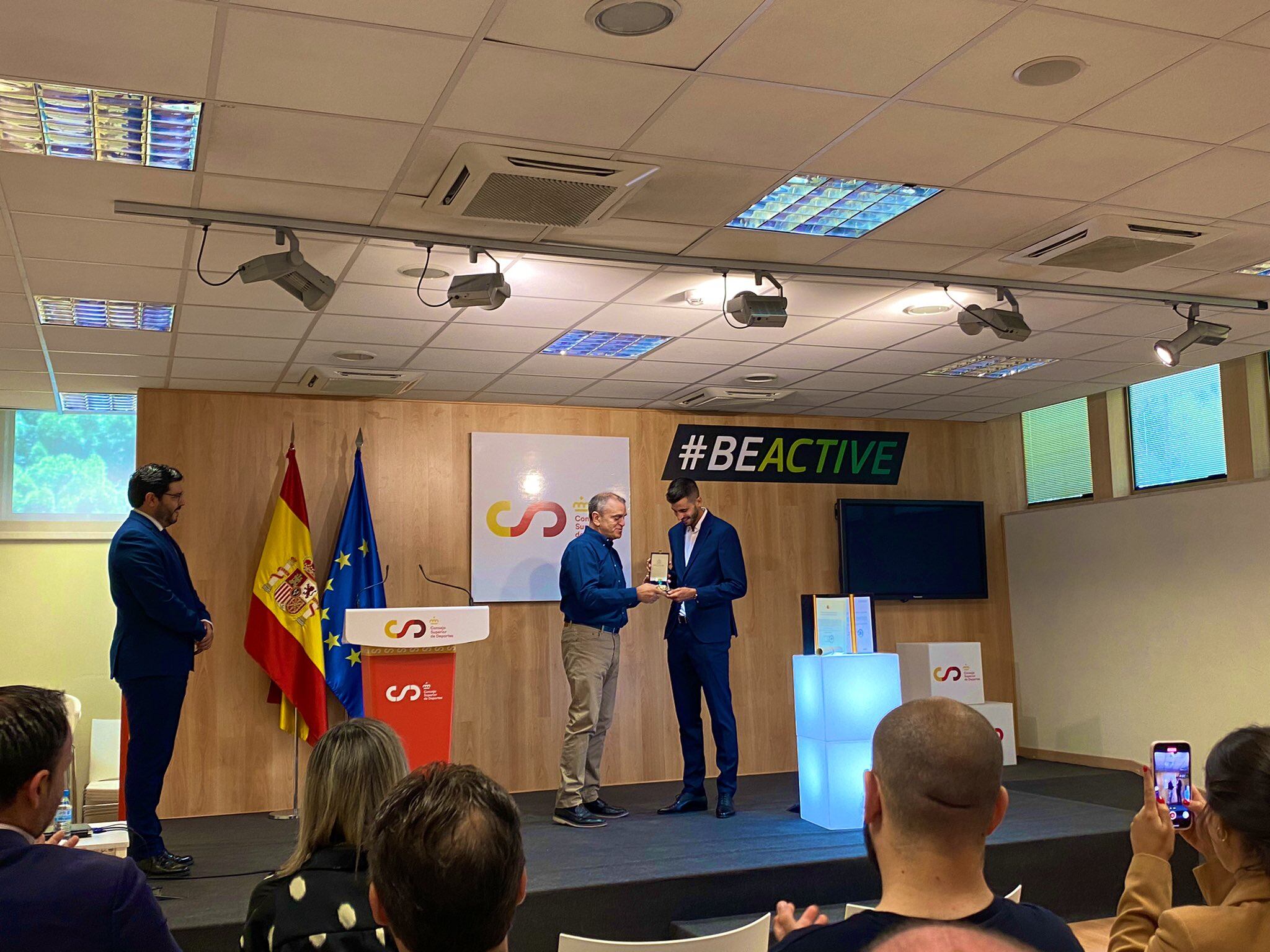 Imagen de la entrega de la Medalla facilitada por el CSD