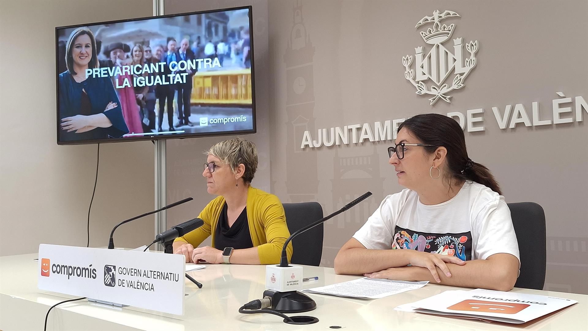 La portavoz de Compromís en el Ayuntamiento de València, Papi Robles, y la edil de esta formación Lucía Beamud en la rueda de prensa sobre los cambios en los estatutos de València Activa