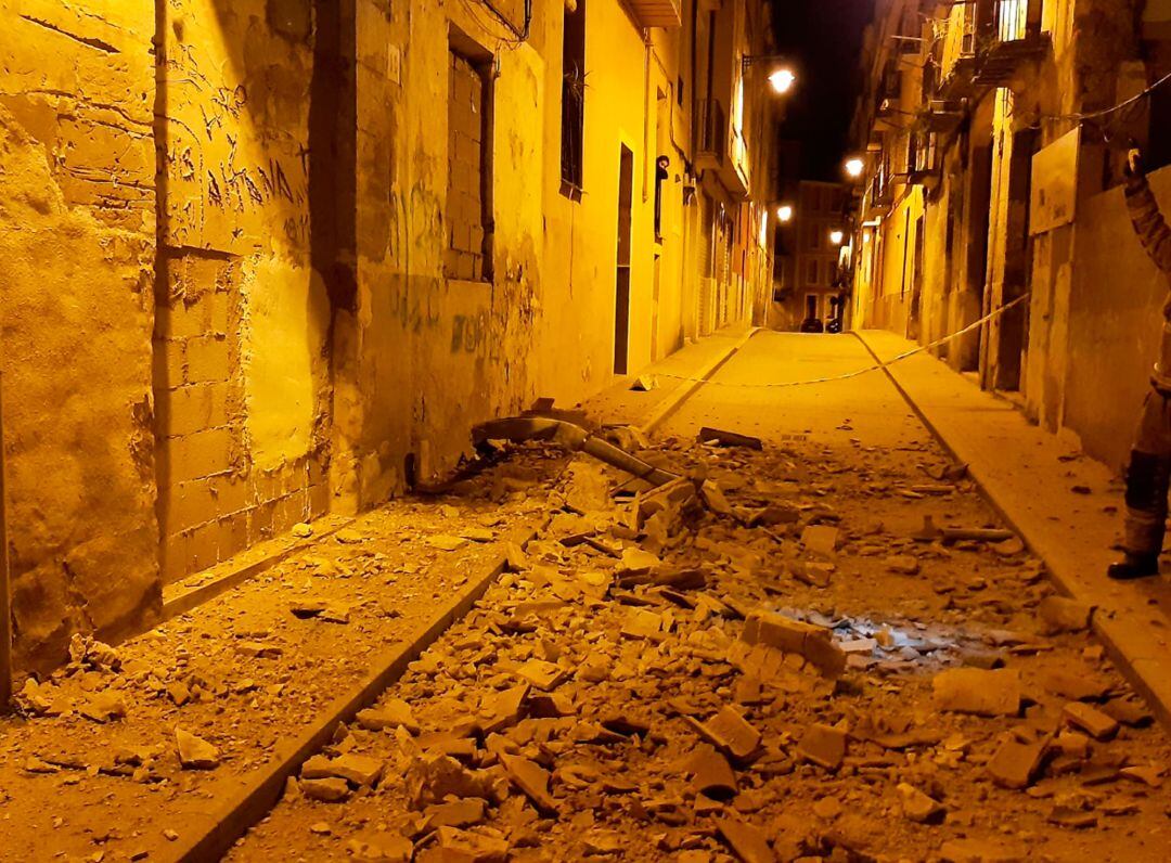 Los cascotes desprendidos sobre la calle