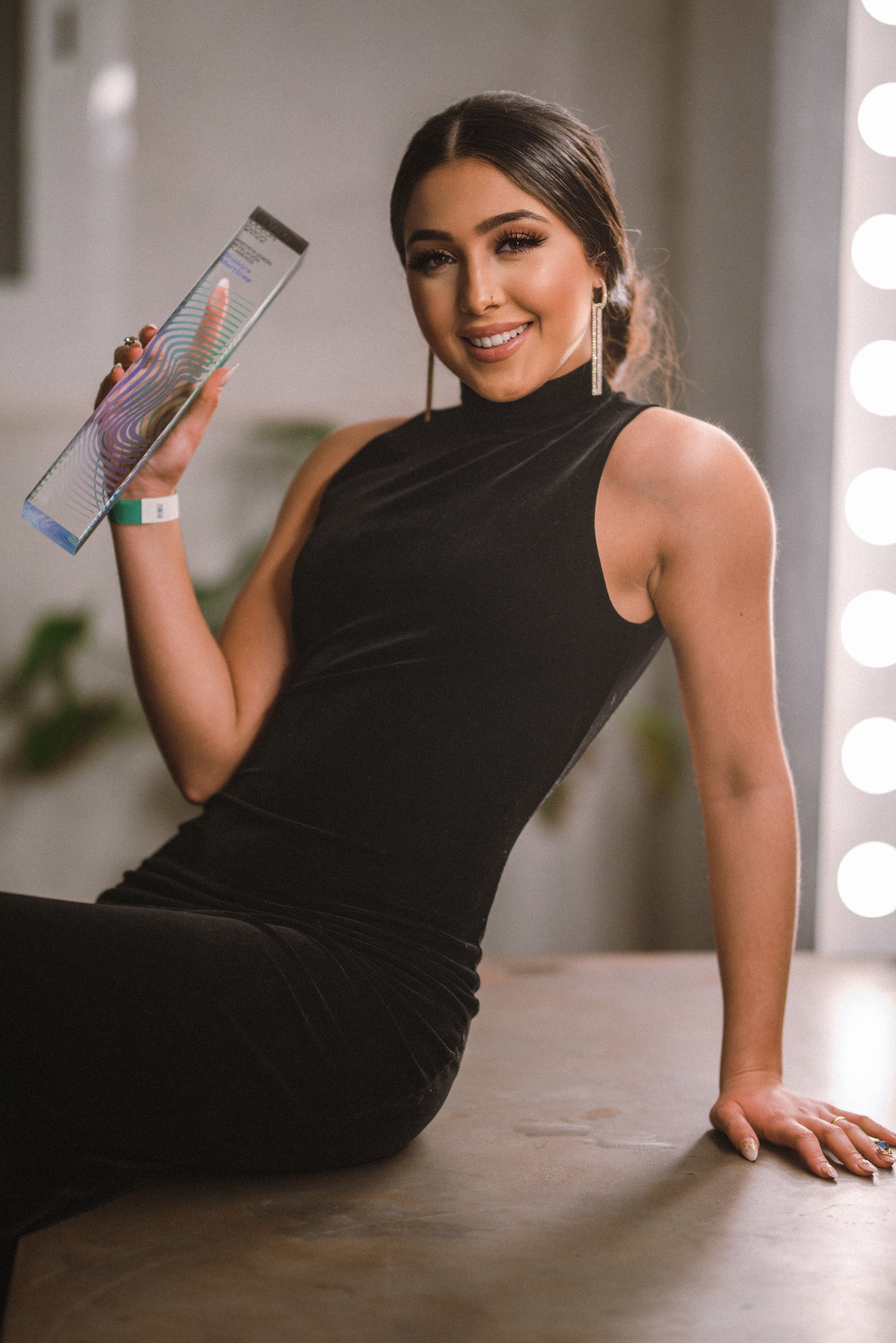 Shakira Martínez con la escultura de su Premio Odeón Revelación Flamenca