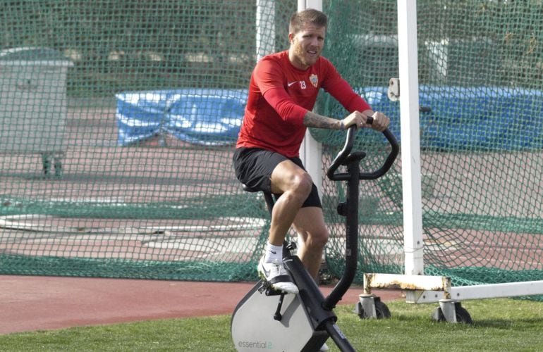 Jorge Morcillo en la bicicleta estática.