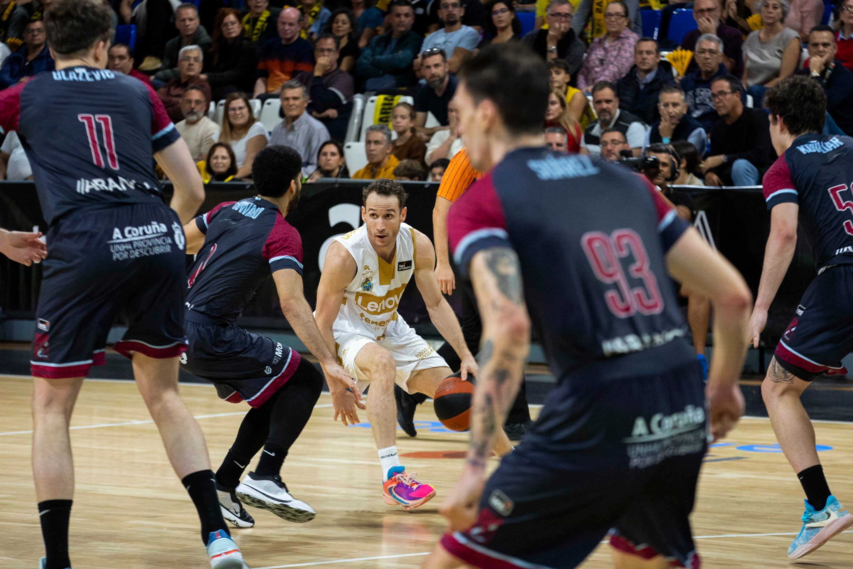LA LAGUNA (TENERIFE), 02/12/2023.- El base brasileño del Lenovo Tenerife, Marcelinho Huertas (c), rodeado de jugadores del Monbus Obradoiro,, durante el partido de la jornada 12 de la Liga ACB que enfrentó al Lenovo Tenerife y al Monbus Obradoiro, este sábado en el pabellón Santiago Martín en La Laguna, Tenerife. EFE/ Miguel Barreto