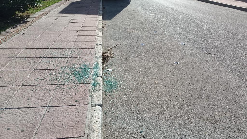 Cristales rotos de un vehículo en Guadalmar