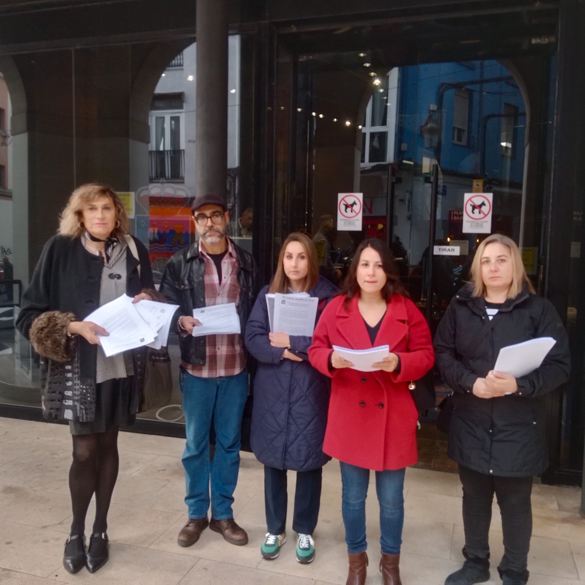 La Junta de Personal Docente de Cantabria ha registrado hoy cerca de 3.000 firmas reivindicando una mejora salarial.