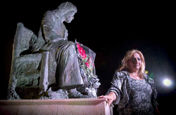 La viuda de &quot;Camarón de la Isla&quot; deposita unas flores en la estatua del cantaor