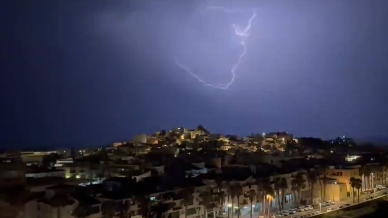 Rayo sobre Almuñécar en una madrugada de tormentas, la del 29 de agosto de 2024