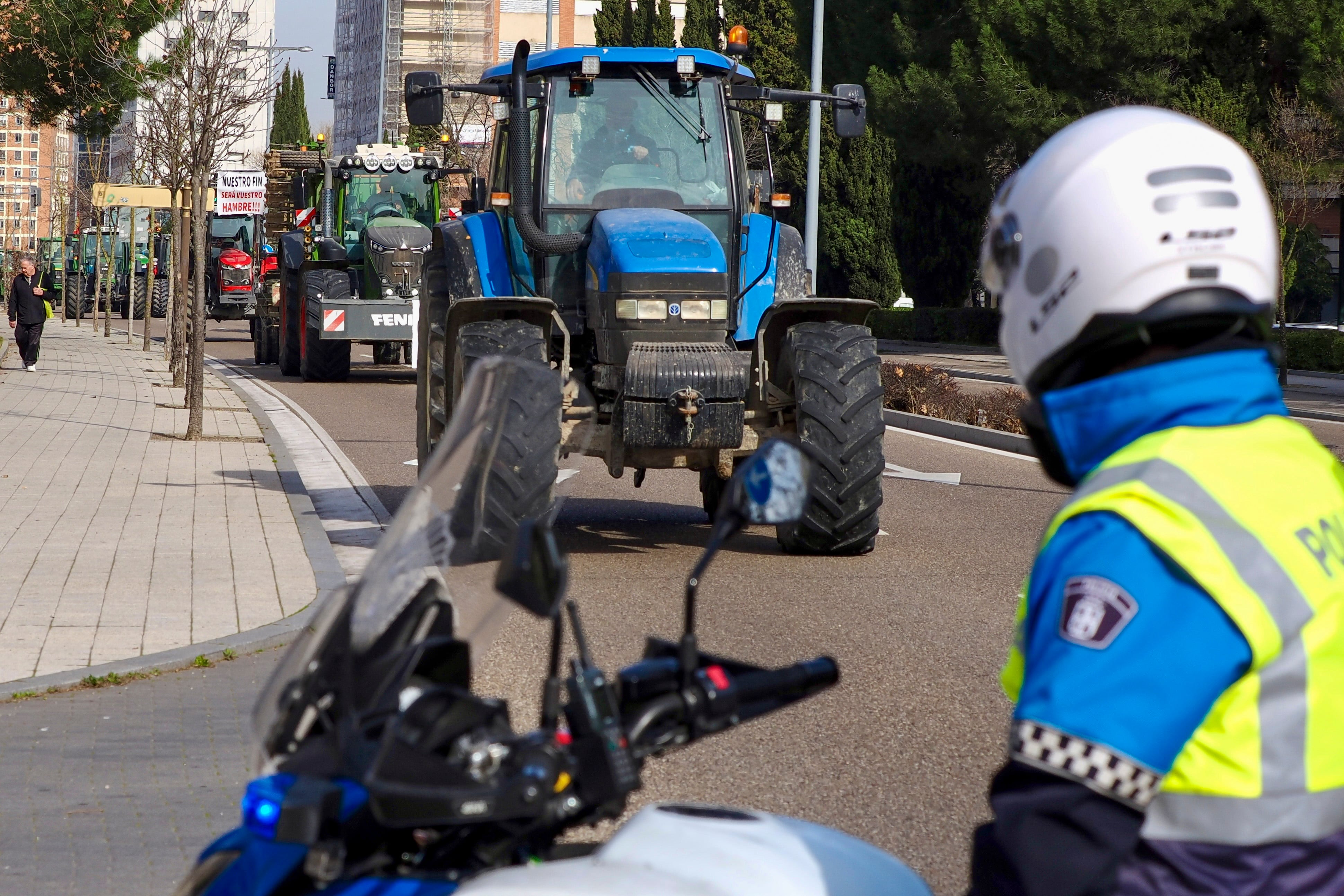 Los agricultores se manifiestan en una tractorada no convocada frente a consejería de Agricultura, imagen de archivo