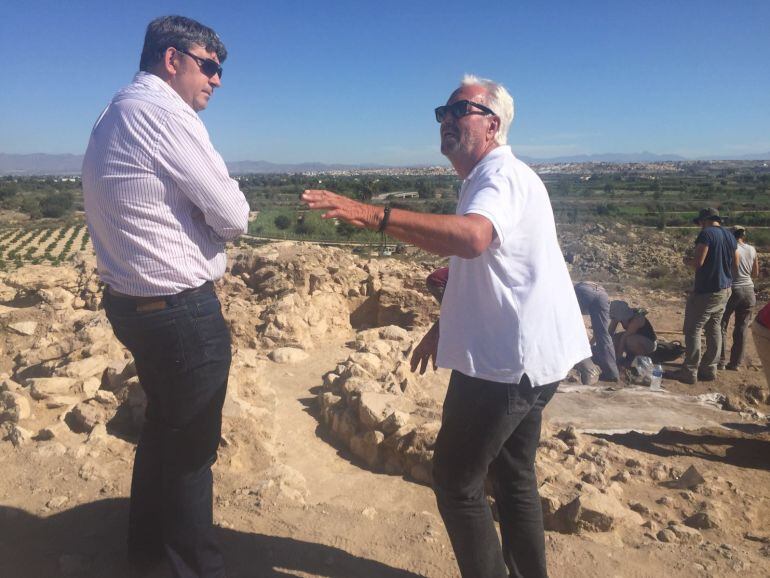 El alcalde de Guardamar visita las excavaciones