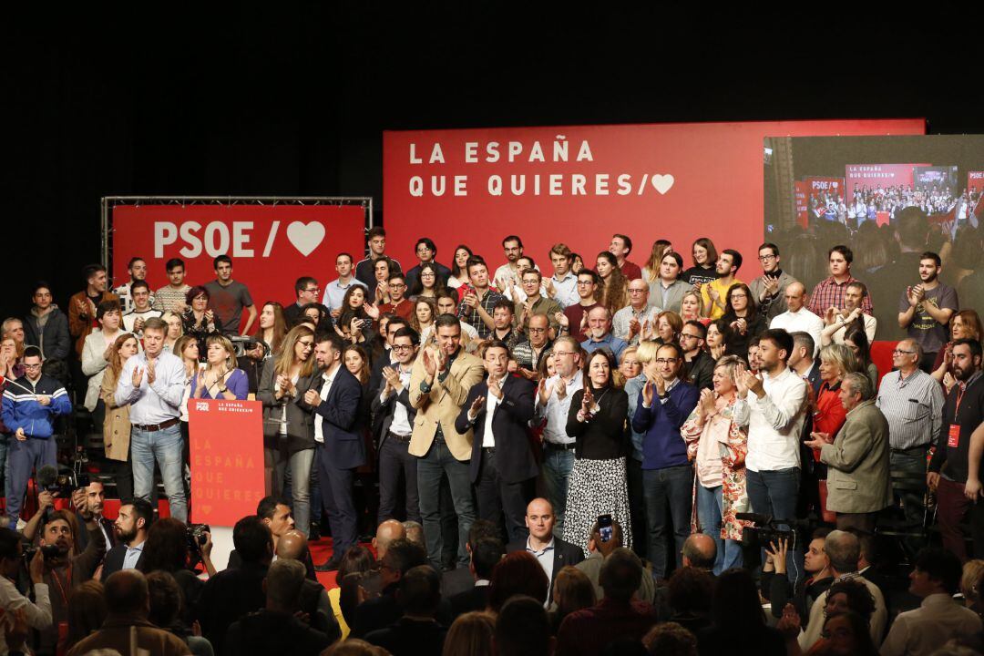 Pedro Sánchez, rodeado de los suyos.