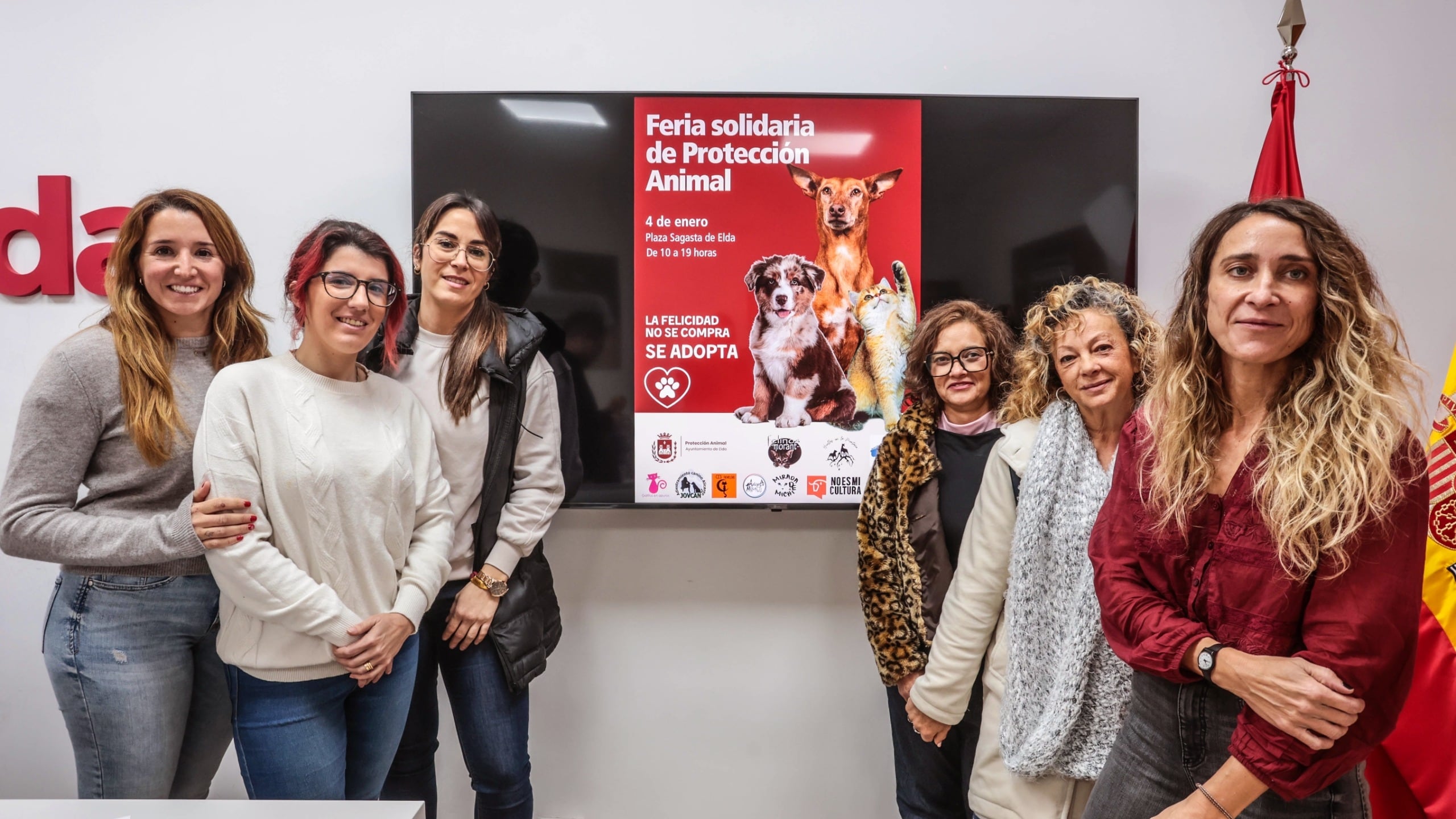 La concejala de Protección Animal de Elda, Cristina Rodríguez, presenta la iniciativa junto a representantes de los colectivos del municipio