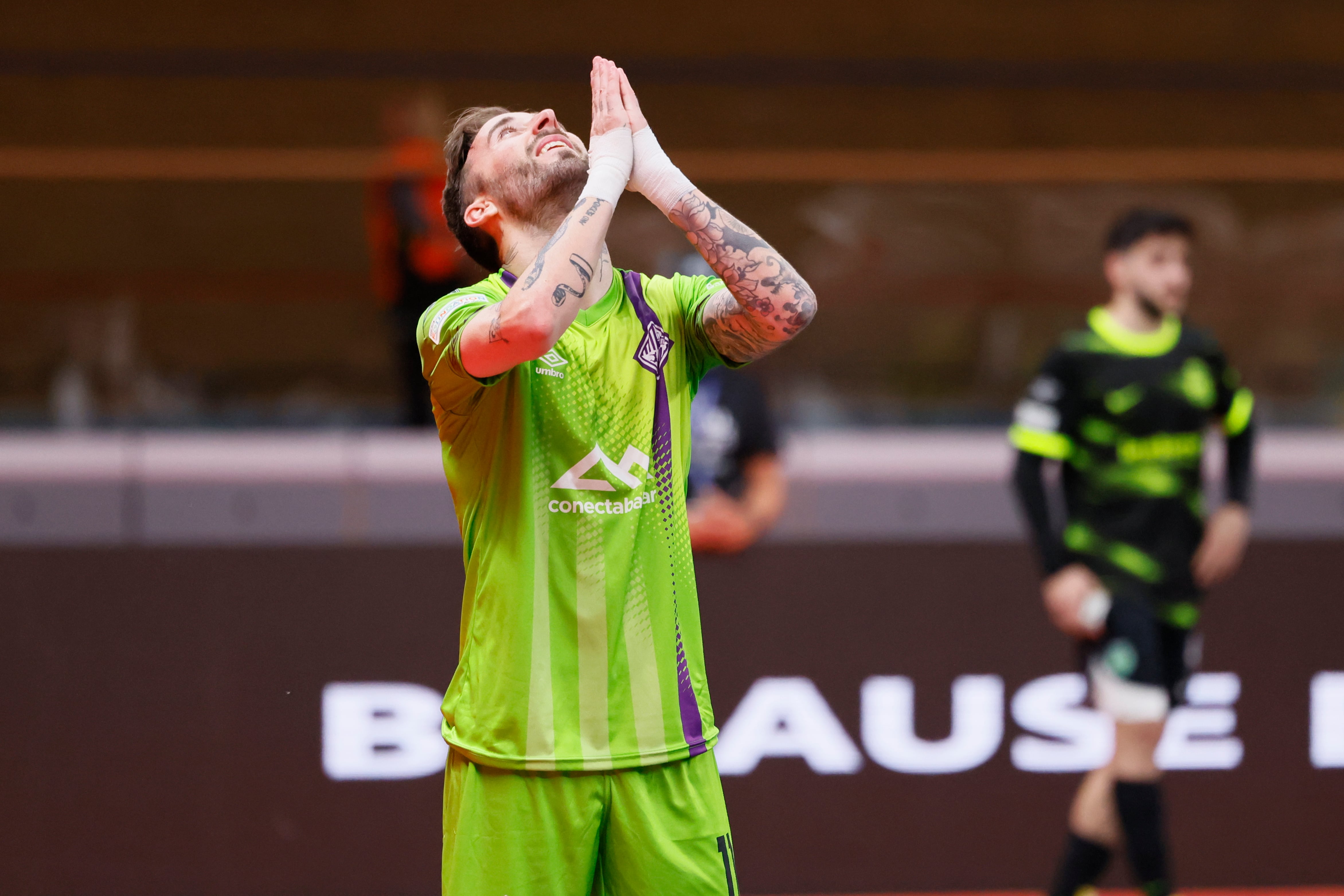 PALMA DE MALLORCA, 07/05/2023.- El jugador del Mallorca Palma Futsal Mario Rivillos celebra tras marcar el penalti definitivo ante el Sporting de Lisboa, al término de la final de la Liga de Campeones de fútbol sala disputada este domingo en el Palma Arena. EFE/Cati Cladera
