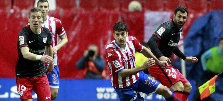 El centrocampista del Sporting de Gijón Jonathan Rodríguez (c) con el balón ante los jugaores del Athletic Iker Muniain (i) y Mikel Balenziaga (d), durante el partido de la jornada vigésima octava de Liga de Primera División celebrado en el estadio del Mo