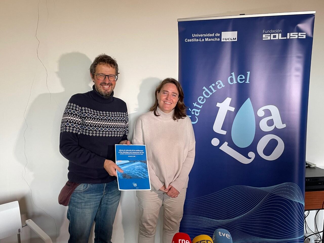 Beatriz Larraz y Raúl Urquiaga, investigadores de la Cátedra del río Tajo de la UCLM y la Fundación Soliss