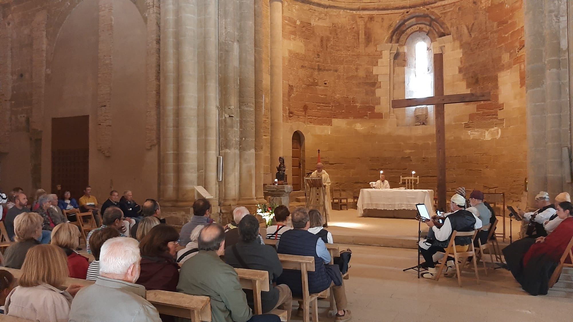 Momento de la misa celebrada en Sijena al término de la Romería