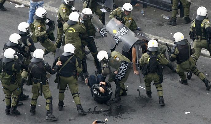 Se han producido choques violentos por las protestas contra la visita de la canciller alemana. REUTERS/Grigoris Siamidis