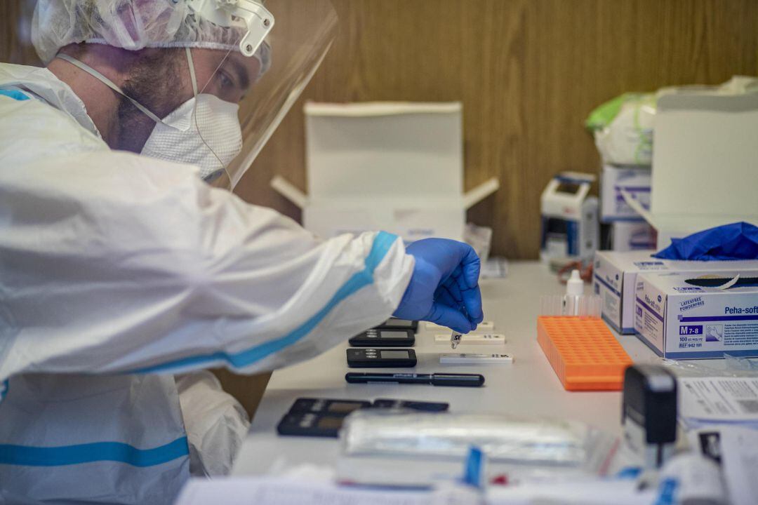 Un trabajador sanitario realiza una prueba de antígenos, en una imagen de archivo