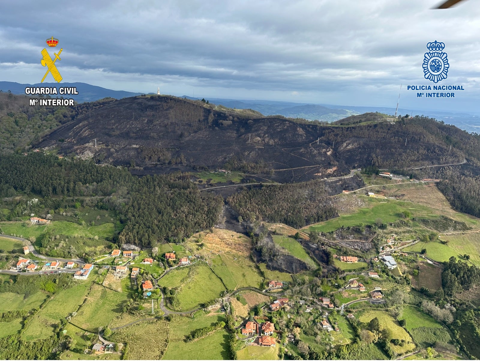 Foto aérea del monte Naranco quemado