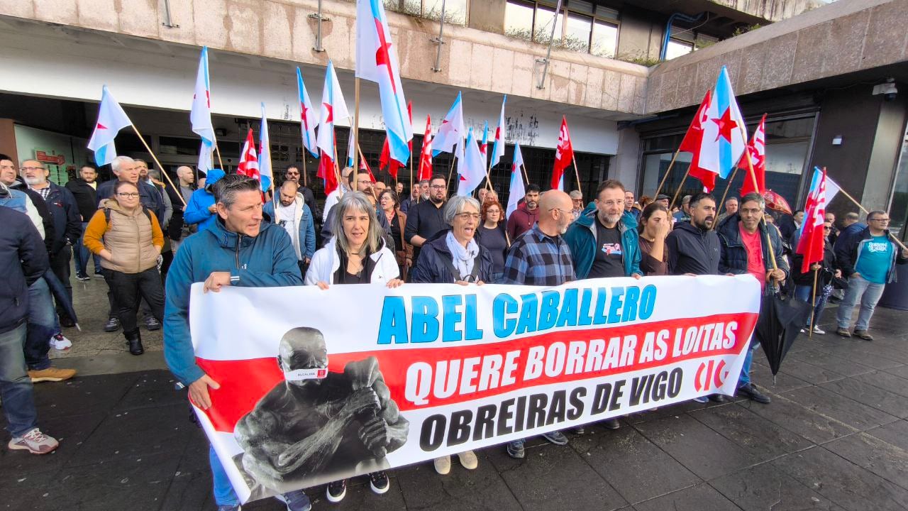 Concentración de la CIG delante del concello de Vigo