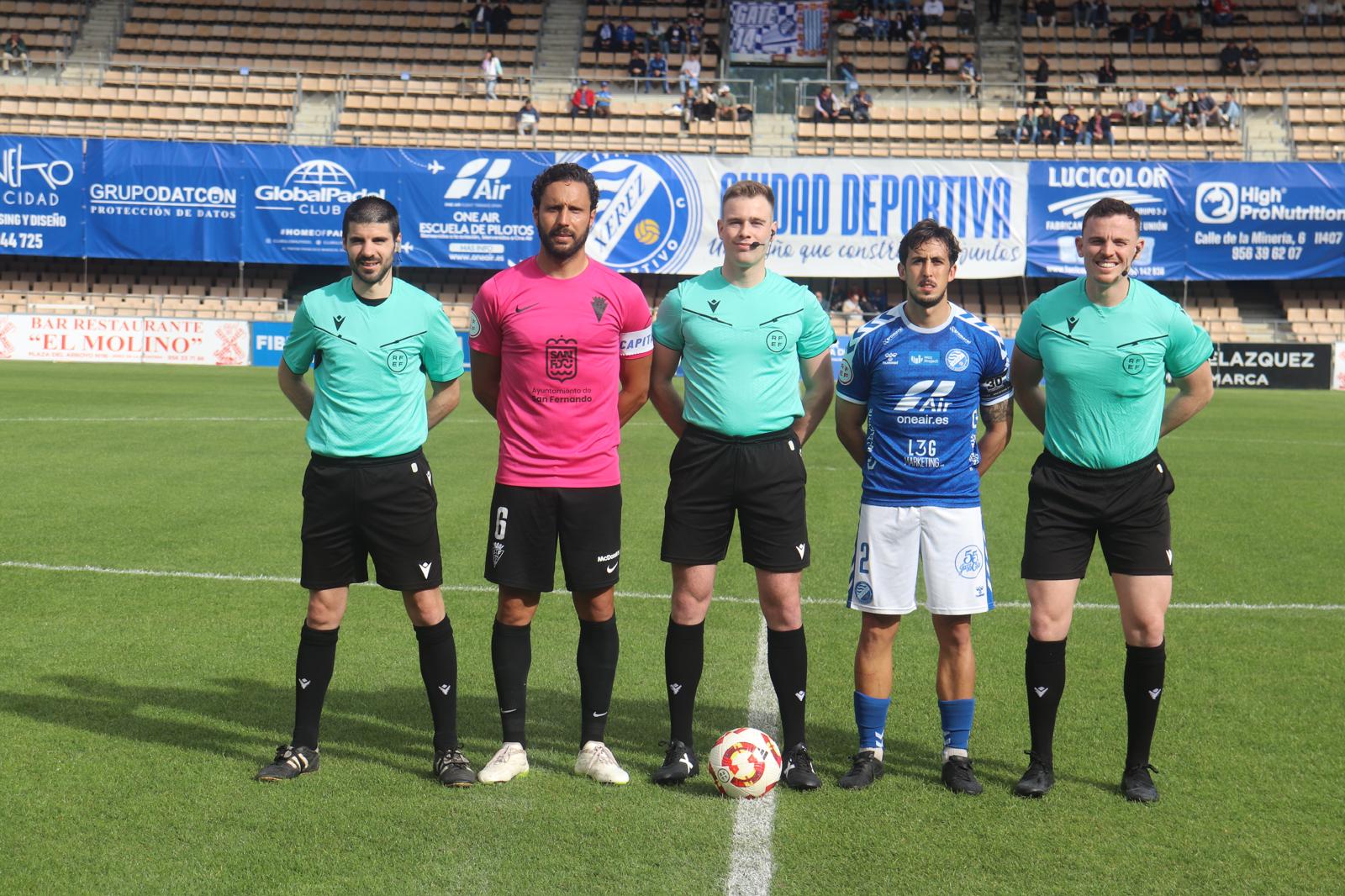 Los capitanes junto a los árbitros en Chapín