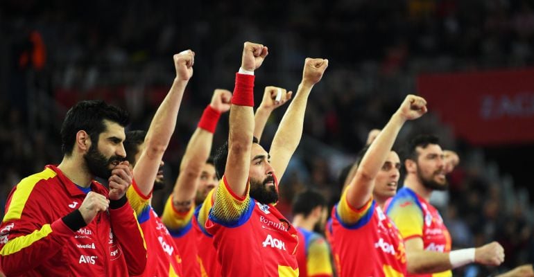 Los jugadores españoles celebran un tanto durante la final