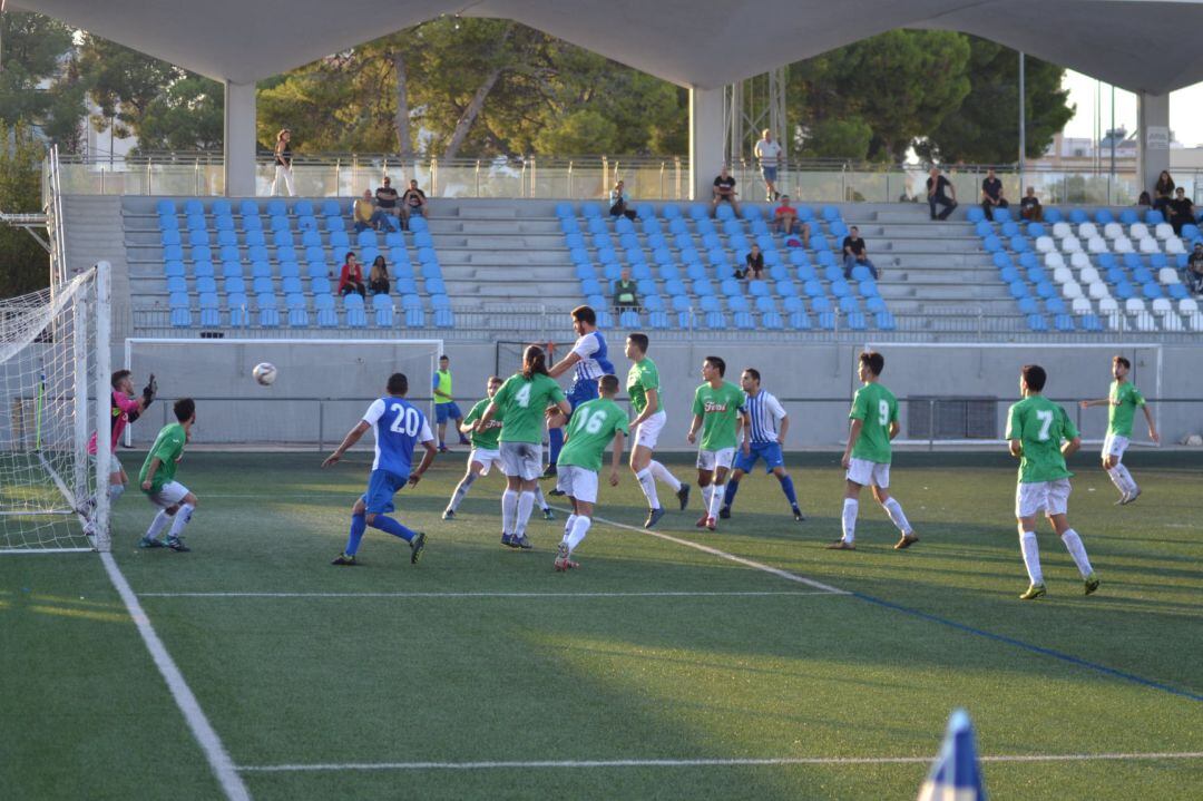 Momento del gol entre el CF Gandia y el Villena