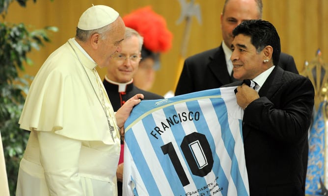 Maradona le entrega una camiseta con su nombre al Papa Francisco.