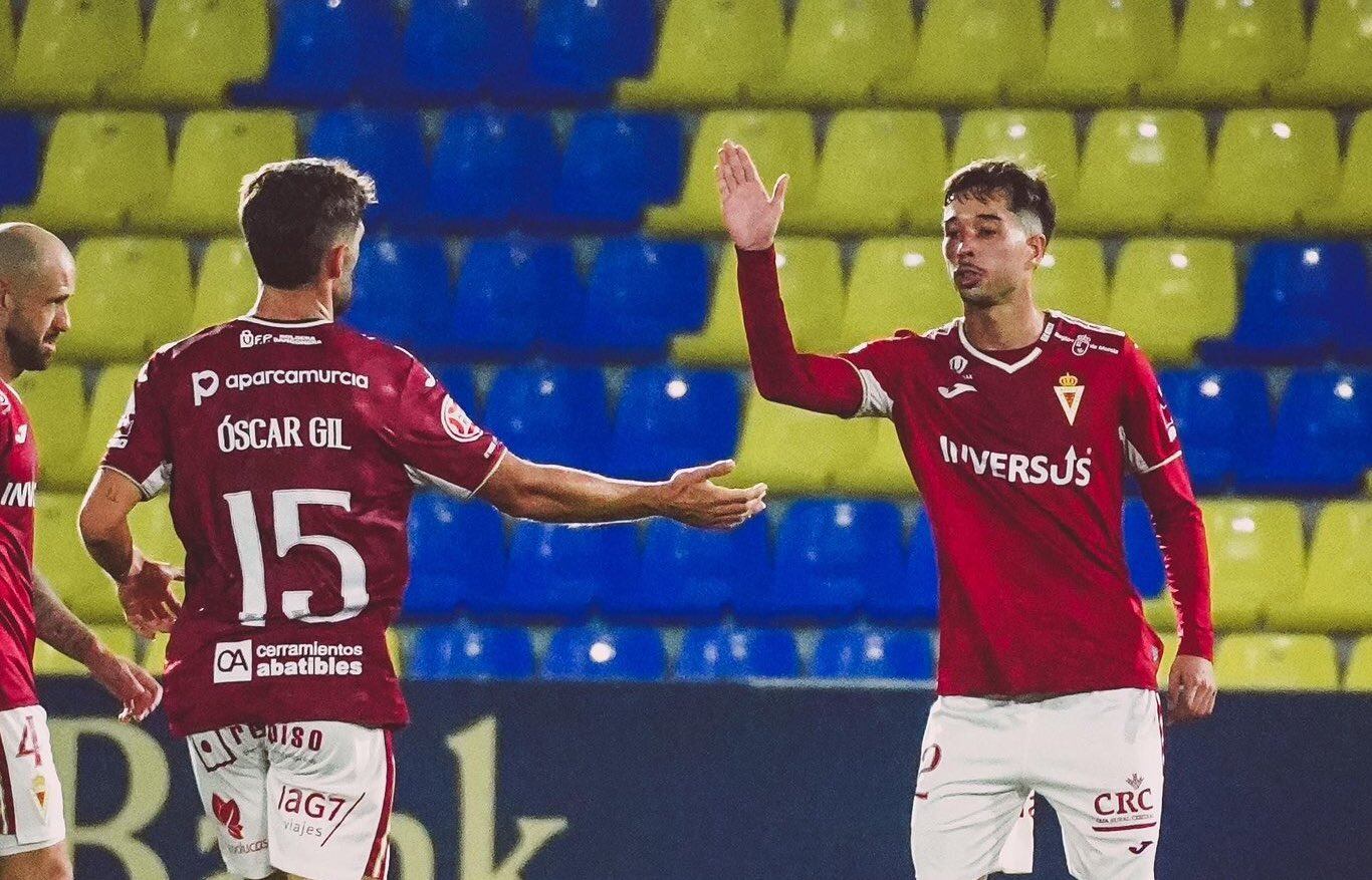 Óscar Gil y Joao Pedro Palmberg, jugadores de Real Murcia, celebran el gol del empate