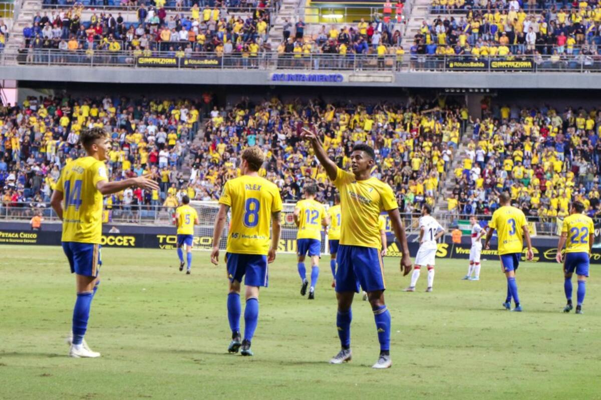 Choco Lozano dedica a la grada su gol
