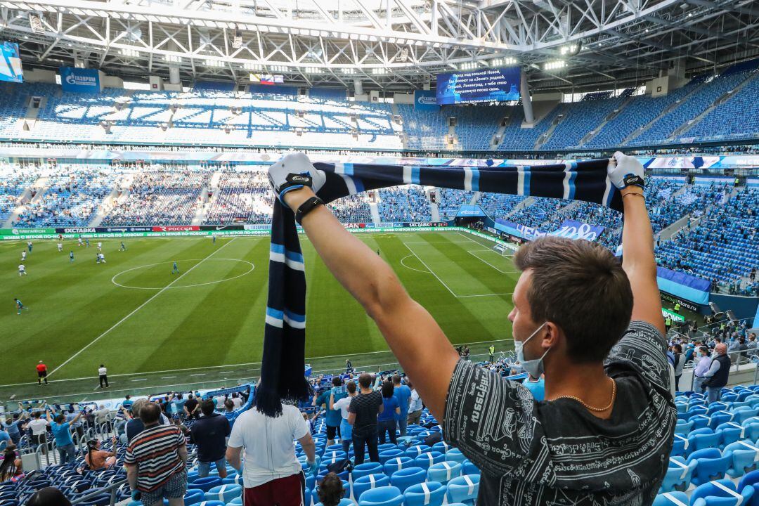 Aficionados en un estadio manteniendo la distancia de seguridad