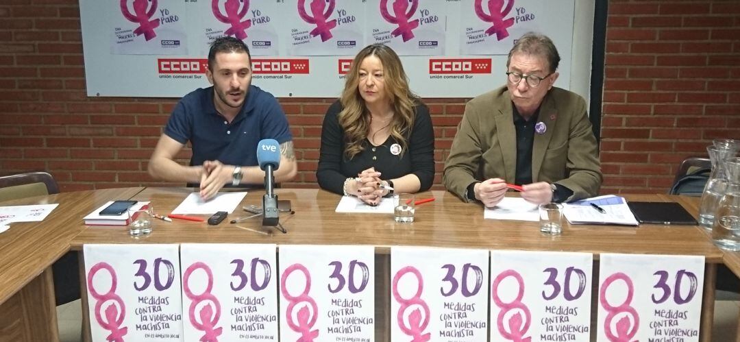 Raúl Cordero, Catalina Lara y Jaime Cedrún en la sede de CCOO en Getafe