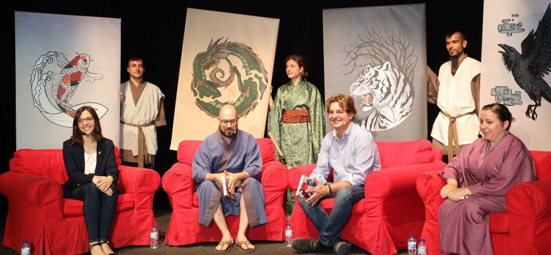 El alcalde de Fuenlabrada, Francisco Javier, Ayla junto con los organizadores de la Asociación Cultural Lupuez in Fábula presentando el Festival de Fantasía.